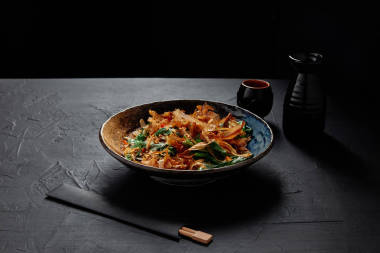 高角度看美食日本菜盤和筷子  