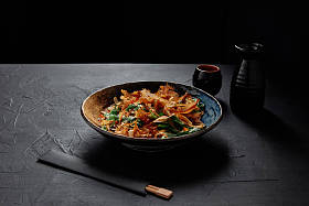 高角度看美食日本菜盘和筷子  