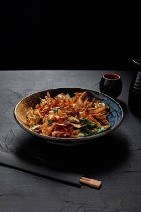 传统日本料理和筷子盘照片