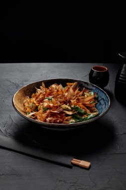 传统日本料理和筷子盘照片