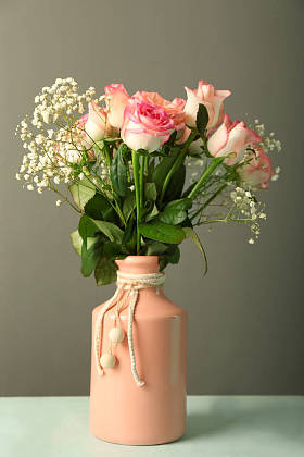 台灯上有美丽玫瑰的花瓶图片