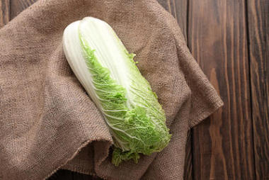 木桌新鮮熟白菜圖片