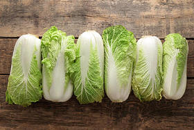 木桌新鲜熟白菜图片