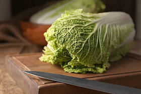 新熟白菜配刀木板