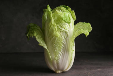 深灰色桌上新鮮熟白菜