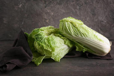 深灰色桌上新鮮熟白菜