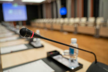 关于模糊的商务论坛会议或会议培训学习辅导室概念的麦克风，模糊的商务背景