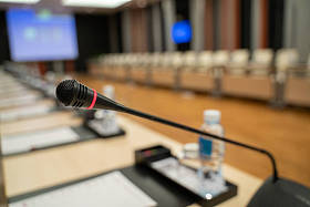 关于模糊的商务论坛会议或会议培训学习辅导室概念的麦克风,模糊的商务背景