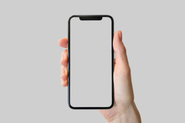 手持無(wú)擋板/無(wú)框的現(xiàn)代智能手機(jī)在中立的背景前