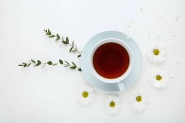 白色背景菊花花杯茶圖片