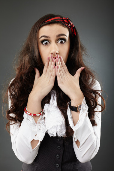 一个害怕的年轻女孩的特写图片