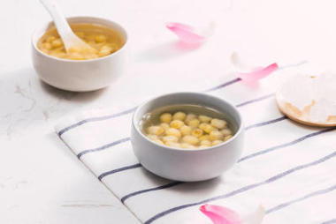 越南菜, 甜蓮籽粥, 配料: 荷葉, 糖糖果。這個(gè)越南菜甜點(diǎn)或小吃, 非常可口, 可口, 營養(yǎng), 使睡眠好