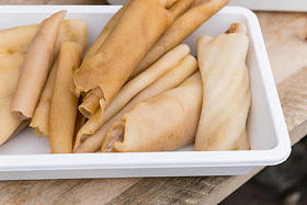 将生吃的猪肉皮或猪肉皮, 或以猪肉脂肪 (猪油) 为食, 或油炸或烤制而成