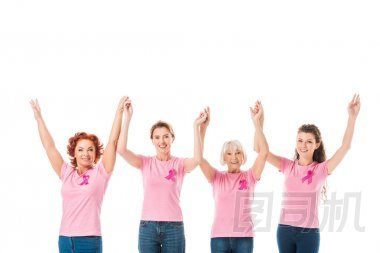 女性在粉紅色的 t恤與乳腺癌意識(shí)絲帶握住手, 微笑著在白色的相機(jī)隔離