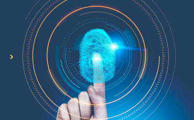 男子手指接觸發(fā)光指紋界面和顯色的藍(lán)色背景。Id 和身份驗證概念。色調(diào)圖像雙曝光復(fù)制空間