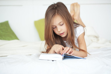 孩子讀一本書