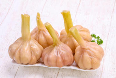 美味的腌蒜在碗里圖片