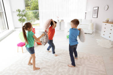 可愛的小朋友在一起玩耍, 在室內(nèi)