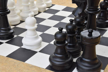 棋盘上的巨型棋位于地面上图片