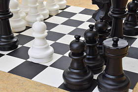 棋盘上的巨型棋位于地面上图片