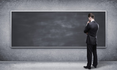 看著黑板上的男人圖片