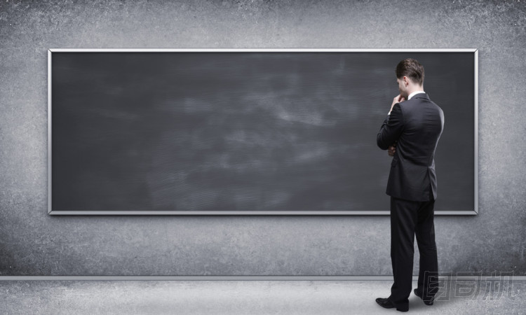 看著黑板上的男人圖片