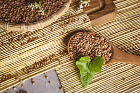 荞麦银币 (荞麦番茄)、特写和选择性聚焦