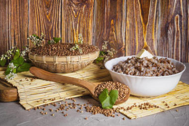 蕎麥粥和銀幣與開花枝蕎麥 (蕎麥番茄), 特寫和選擇性聚焦