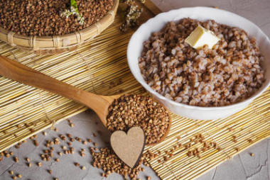 蕎麥粥和銀幣與開花枝蕎麥 (蕎麥番茄), 特寫和選擇性聚焦