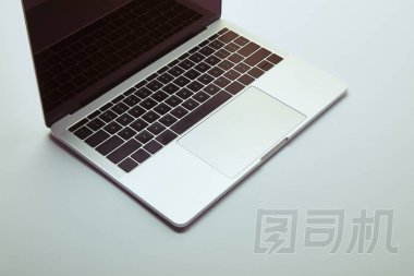 白色桌面上有空白屏幕的筆記本電腦