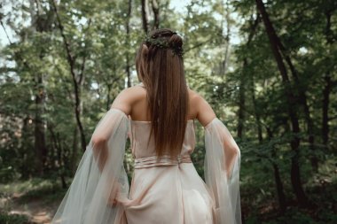 森林優(yōu)雅服飾中的神秘精靈后觀