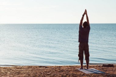 瑜伽訓(xùn)練運動健康自然人海濱