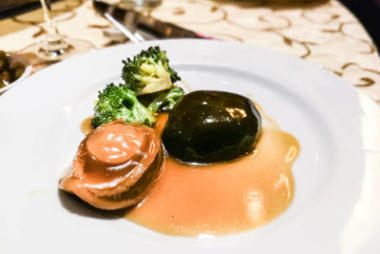 香辣鮑菇燴鮑魚(yú)在餐廳服務(wù)