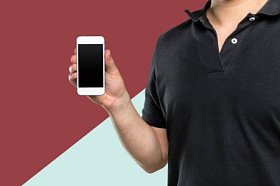 手持现代手机的人的特写