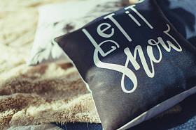 一堆舒适的枕头关闭