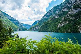 黑山 Piva 湖 (Pivsko Jezero) 的美丽景