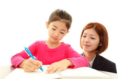 年輕的學(xué)生和老師學(xué)習(xí)