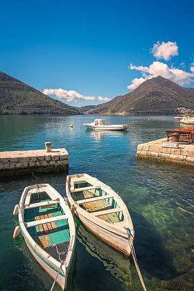 在黑山 Kotor 湾美丽的 Perast 镇岸边的两艘小渔船