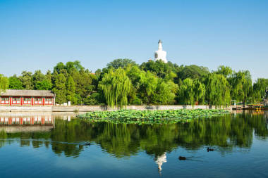 中國北京北海公園, 有白塔和藍天。這是北京市中心的一個公共公園。它曾經(jīng)是許多朝代的皇家庭院