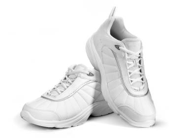 白色運(yùn)動(dòng)鞋為婦女隔絕在白色