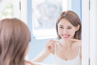 美麗的女人看著鏡子與無形的大括號
