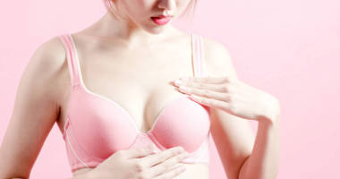 婦女感覺不舒服, 檢查她的胸部與預(yù)防乳腺癌的概念