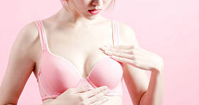 妇女感觉不舒服, 检查她的胸部与预防乳腺癌的概念