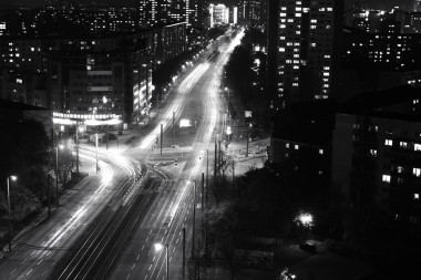 在晚上與高速公路交通，黑色和白色現(xiàn)代城