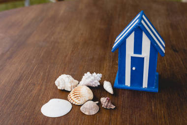 木制玩具房子與海灘和航海圖案和一些房子鑰匙