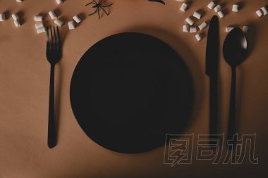 黑色板材, 叉子和刀與棉花糖在桌上, 萬圣節(jié)概念的頂部視圖