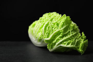 深色背景新鮮熟白菜圖片