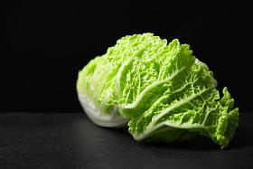 深色背景新鲜熟白菜图片