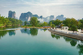 阳朔附近的喀斯特山脉和河流。广西。中国