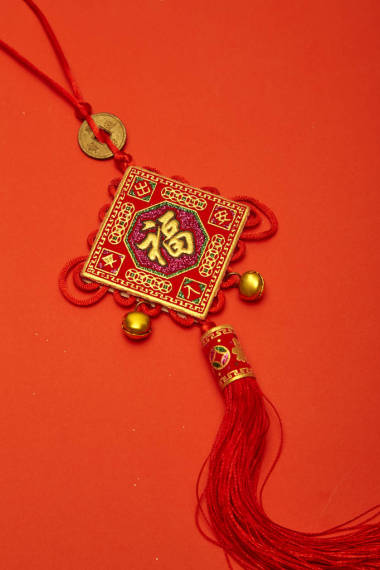 “福”意為“財(cái)富”或“好運(yùn)、金元寶、中國(guó)燈”